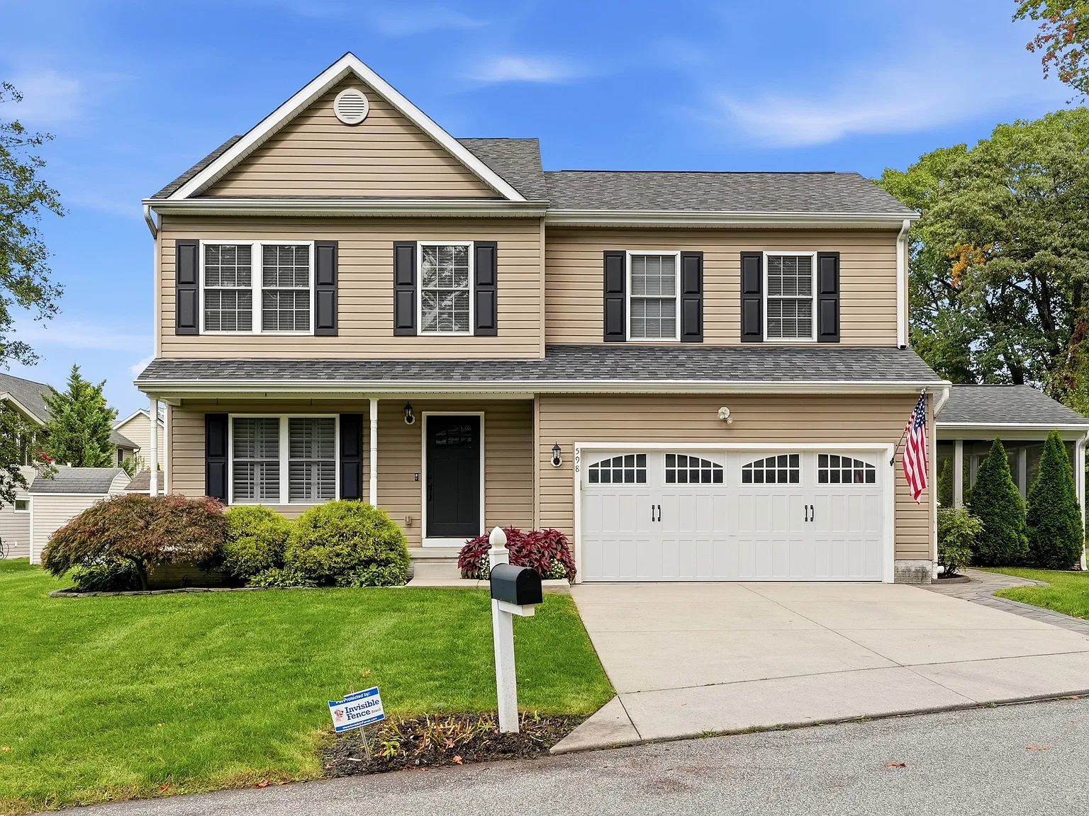 4 bed, 2.5 bath, 2600 sqft, $4,400 — Photo 1