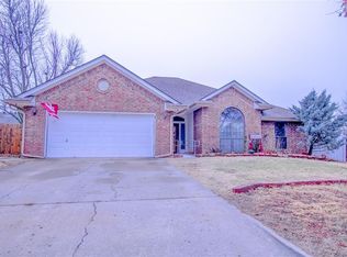 1913 Honeysuckle Ln, Midwest City, OK 73130