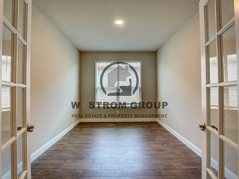 820 Greenford Mnr — Photo 6