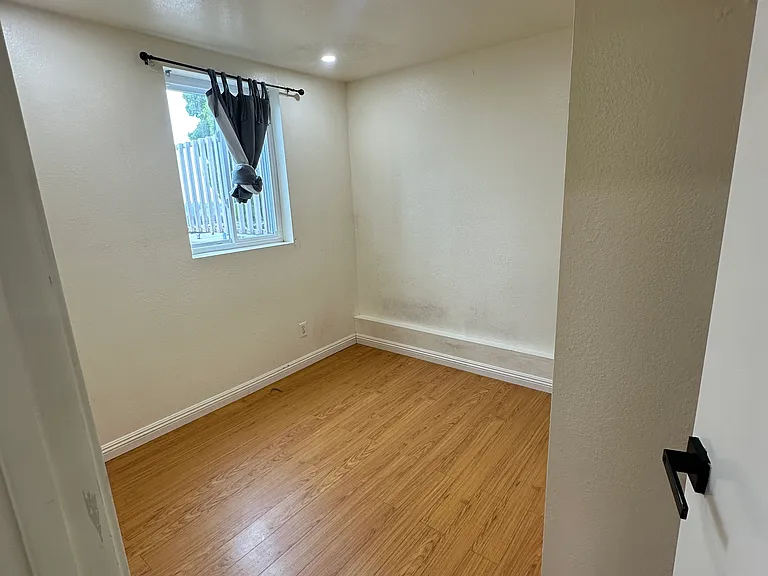 Bedroom size 10'01 x 9'04