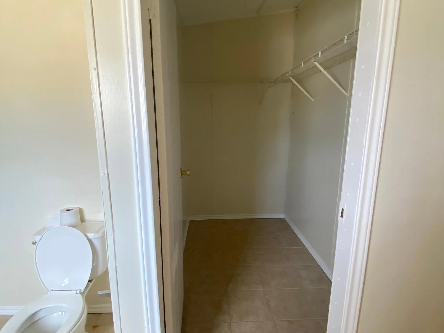 909 W Calais Pl — Photo 3