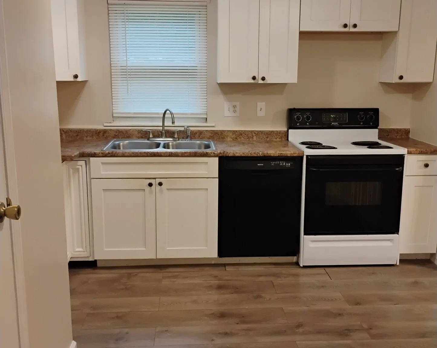3 bed, 1.5 bath, 1300 sqft, $1,100 — Photo 2