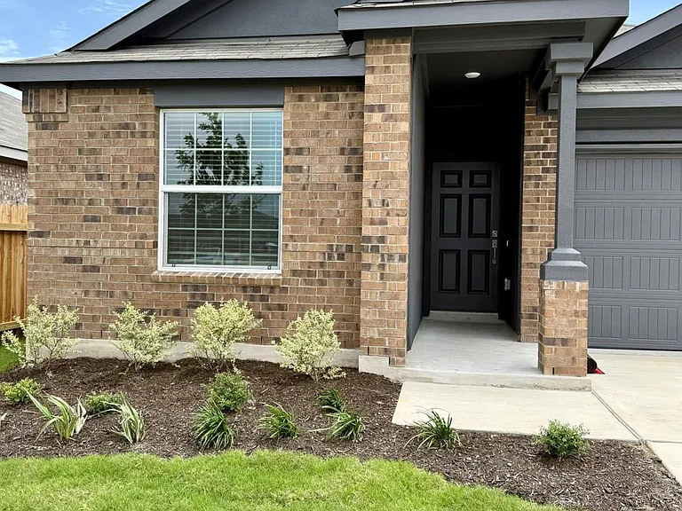 106 Camargue Dr — Photo 2