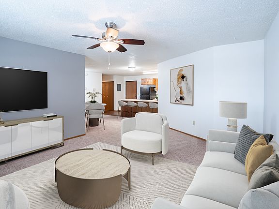 Fargo, ND Cedars 4 Apartments | 21B | Living