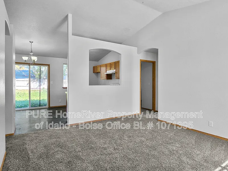 3 bed, 2.0 bath, 1100 sqft, $1,950 — Photo 3