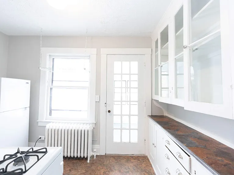 405 Alexander St — Photo 3