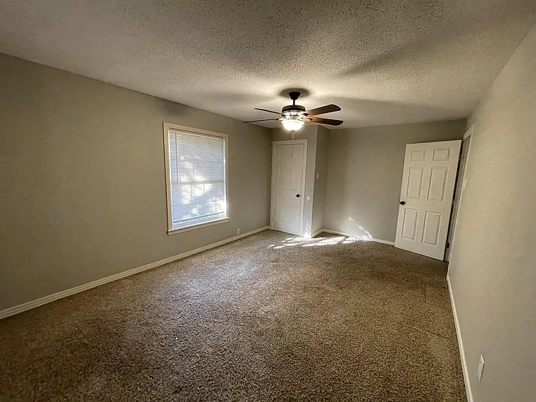 611 E University Dr — Photo 14