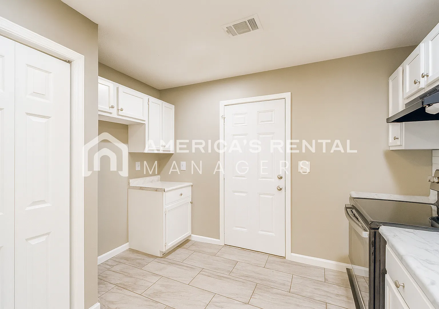 Modern 3-Bedroom Home With Open Layout And Convenient Location! Coming Soon — Photo 3