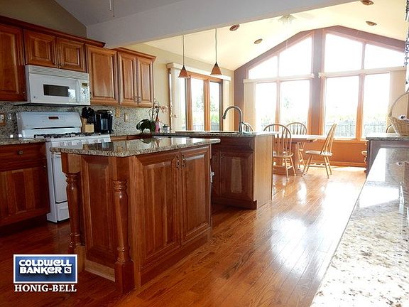 4th image of 2930 Kingsway Ave