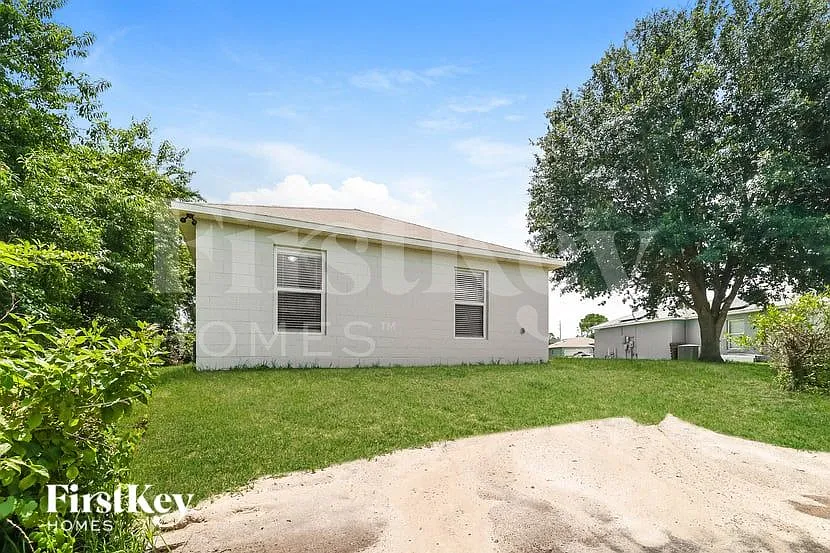 4 bed, 2.0 bath, 2128 sqft, $2,050 — Photo 2