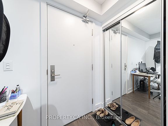 4th image of 318 Richmond St W #411