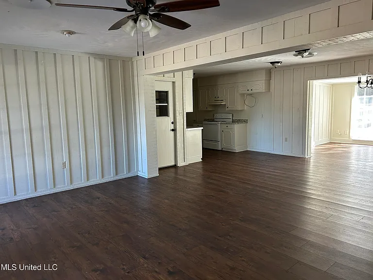 326 Oakhill Cir — Photo 2