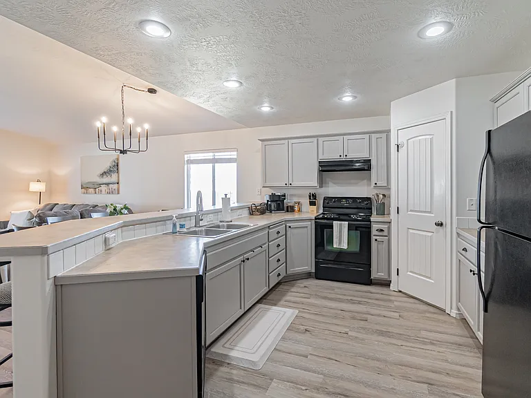 2479 W Washington Ave — Photo 9