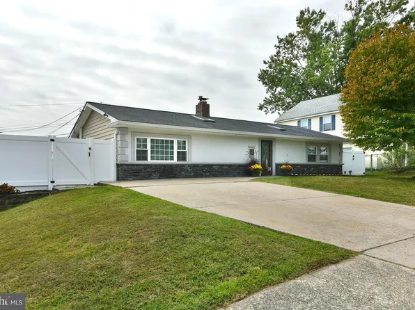 31 Briaroot Ln, Levittown, PA 19054