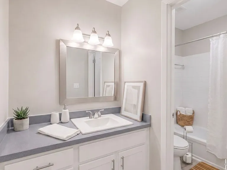 Modern Living in the Heart of Northlake — Photo 82