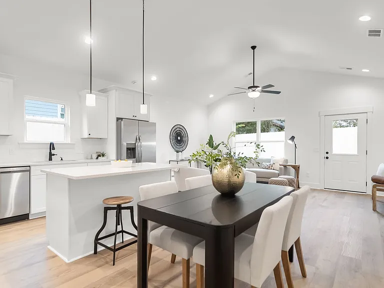 2304 Delano St — Photo 2