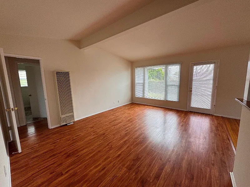 3 bed, 1100 sqft, $4,350 — Photo 3