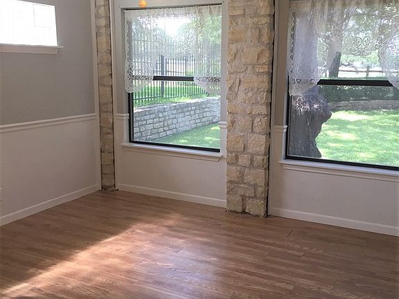 3rd image of 308 Lucy Ln