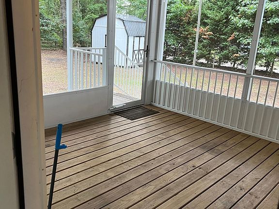 screened in back deck, 10 x 10 storage shed
