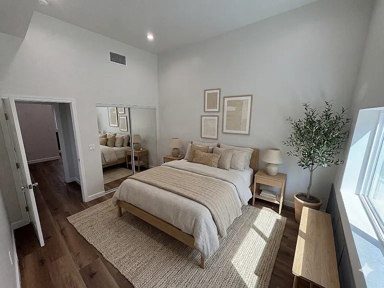 5507-5509 S Manhattan Pl — Photo 1