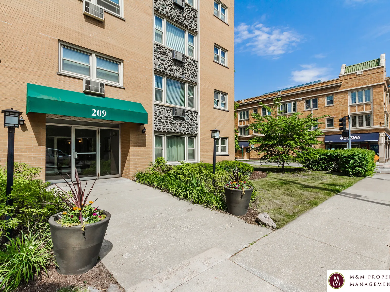 209 S. Oak Park Avenue — Photo 1