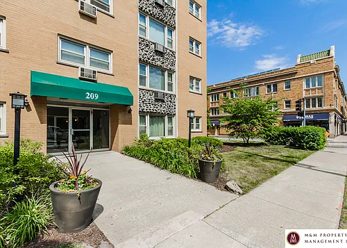 209 S. Oak Park Avenue Photo 1