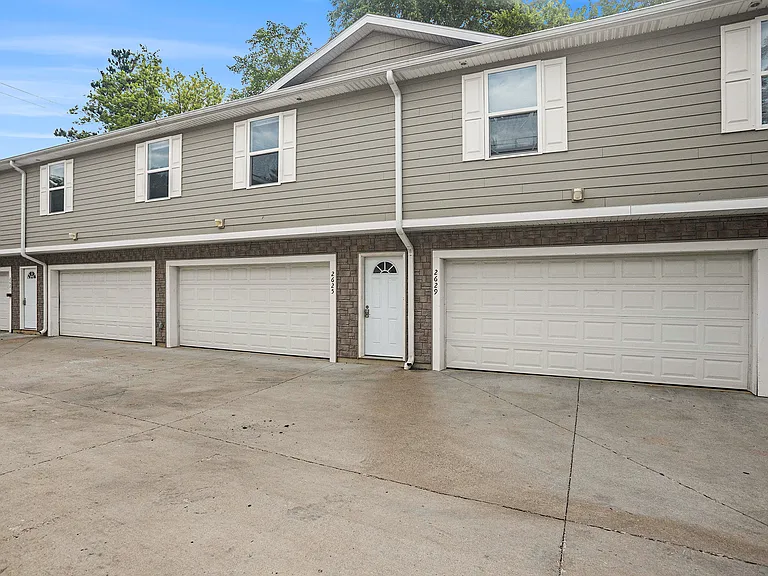 2625 Redwood Ave — Photo 2