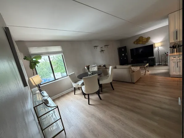 334 W Miner St APT 2A, Arlington Heights, IL 60005