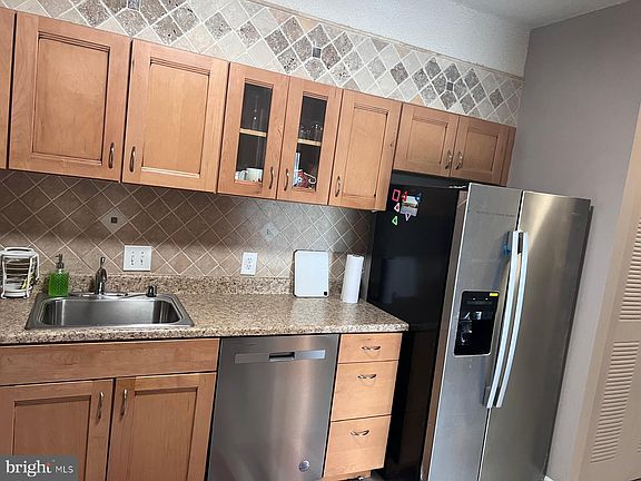 4th image of 3800 Powell Ln #Penthouse 14
