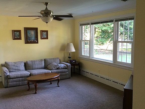 Living room (22' X 13 1/2')