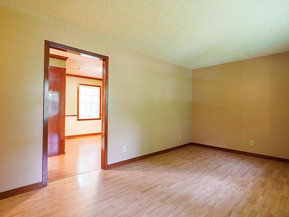 3rd image of 2245 Sharon Ave