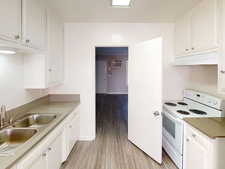 PAR - Park West Apts. — Photo 5