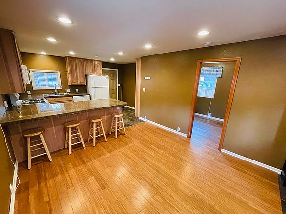 4th image of 2579 Elwood Ave