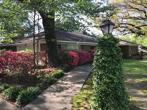 3rd image of 917 Hillcrest Dr