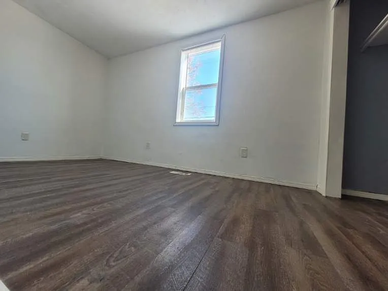 506 W 4th St - B — Photo 2