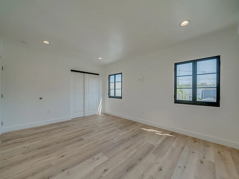 1014 S Hayworth Ave — Photo 6