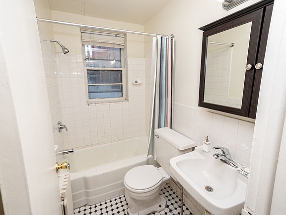5th image of 3220 Garfield Ave APT 209