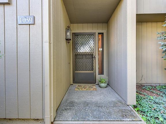 5th image of 1039 Commons Dr