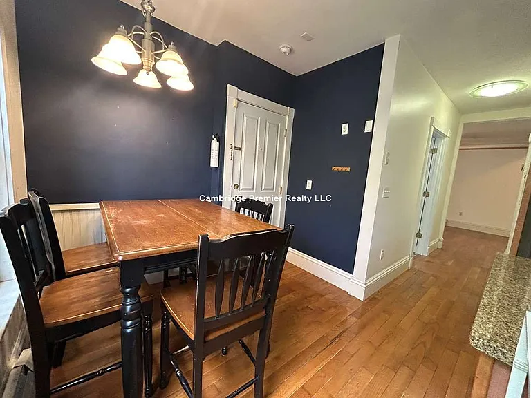 27 1/2 Rossmore St — Photo 4