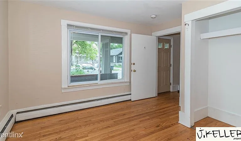914 Woodlawn Ave — Photo 2