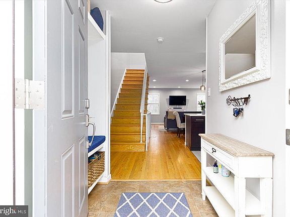 3rd image of 2049 S Glebe Rd