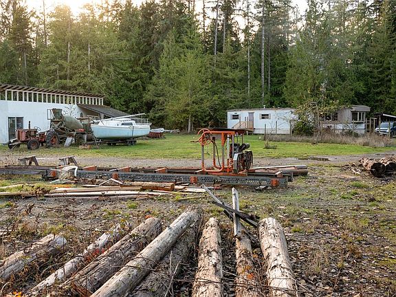 3rd image of 987 Pratt Rd