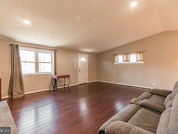 5th image of 48 Old Field Ln