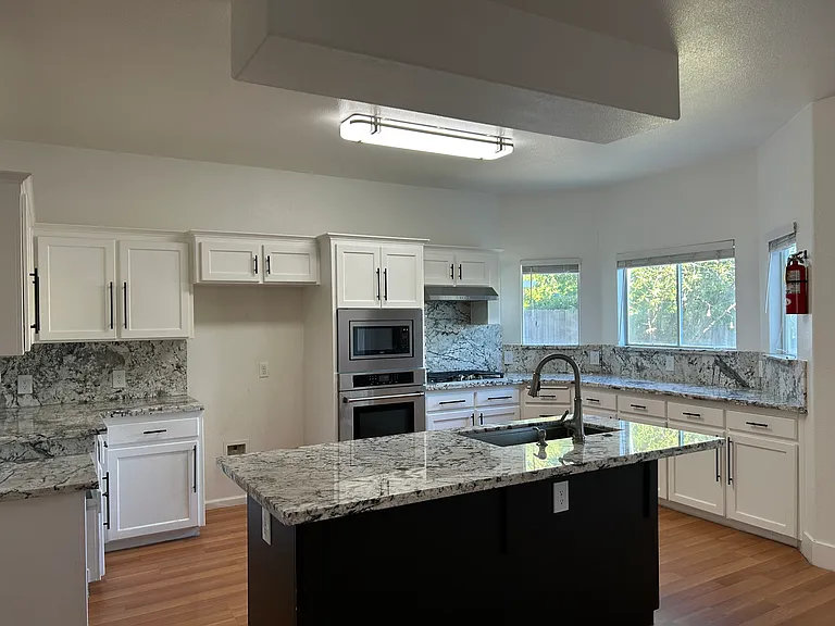 107 N Helm Ave — Photo 3