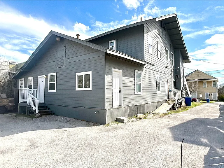1137 W Ashby Pl #6 — Photo 2