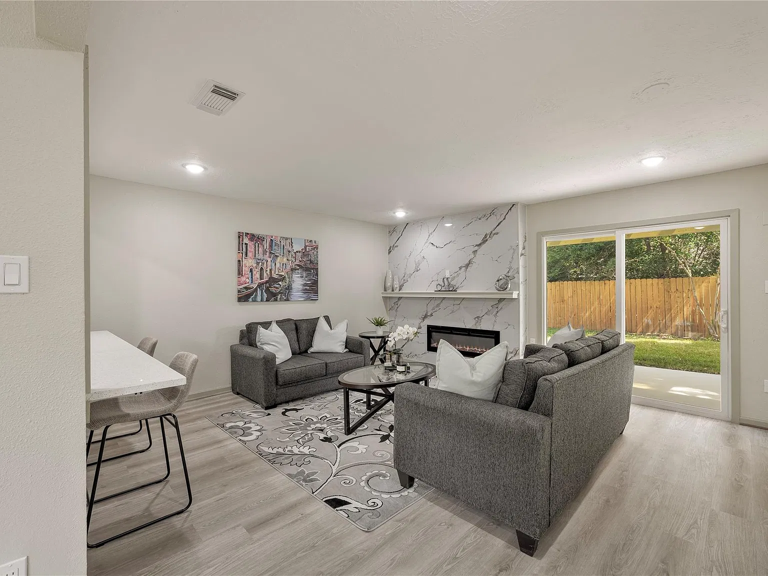 4 bed, 2.0 bath, 1720 sqft, $2,100 — Photo 1