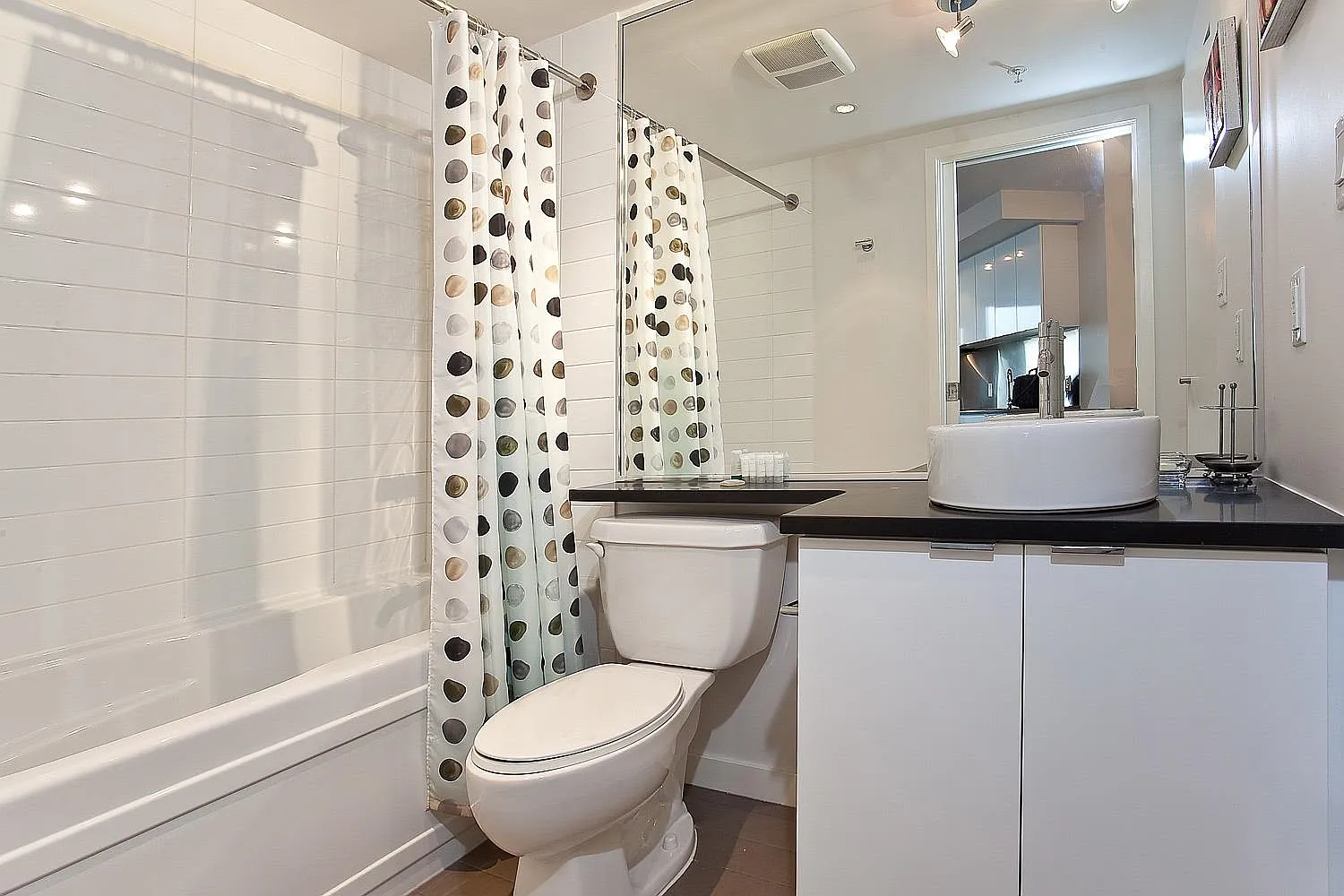 2 bed, 576 sqft, $3,700 — Photo 4