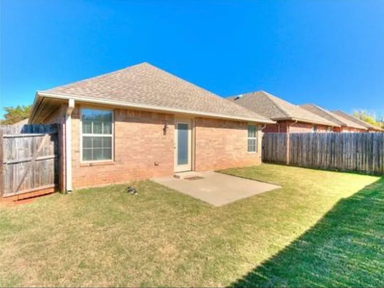 2400 Golden Ln — Photo 13
