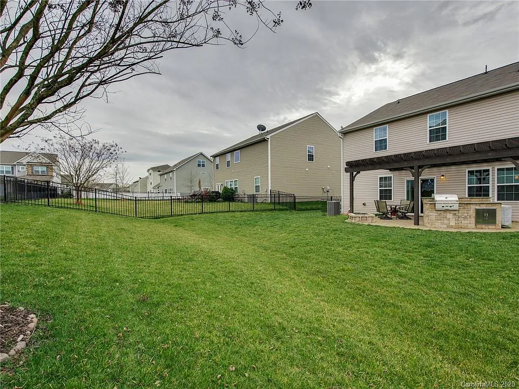 4 bed, 2737 sqft, $2,850 — Photo 2