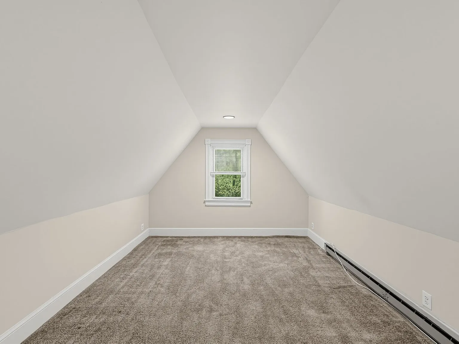 Large 3 Bed 1 Bath With Washer/Dryer Pet Friendly — Photo 3
